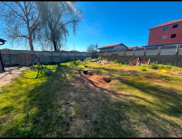 8 BEDROOM HOUSE FOR SALE IN KEMPTON PARK CENTRAL
